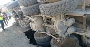 Yolun çökmesiyle kum yüklü kamyon devrildi
