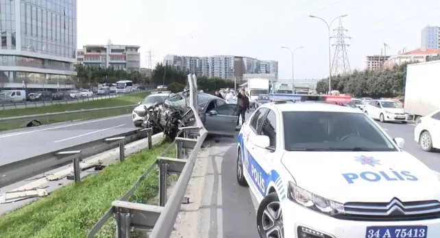 istanbulda-surucusu-fenalasan-otomobil-bariyerlere-carpti-1711551868498.jpg İstanbul’da sürücüsü fenalaşan otomobil bariyerlere ok gibi saplandı! - 1
