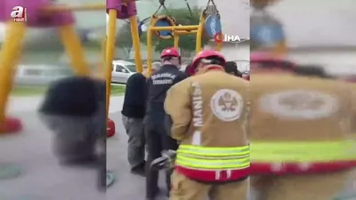 Salıncağa sıkışan çocuğu itfaiye kurtardı!