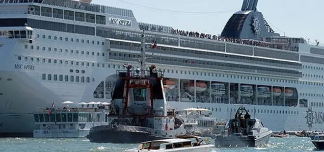 İtalya’da cruise gemisi ile yolcu gemisi çarpıştı