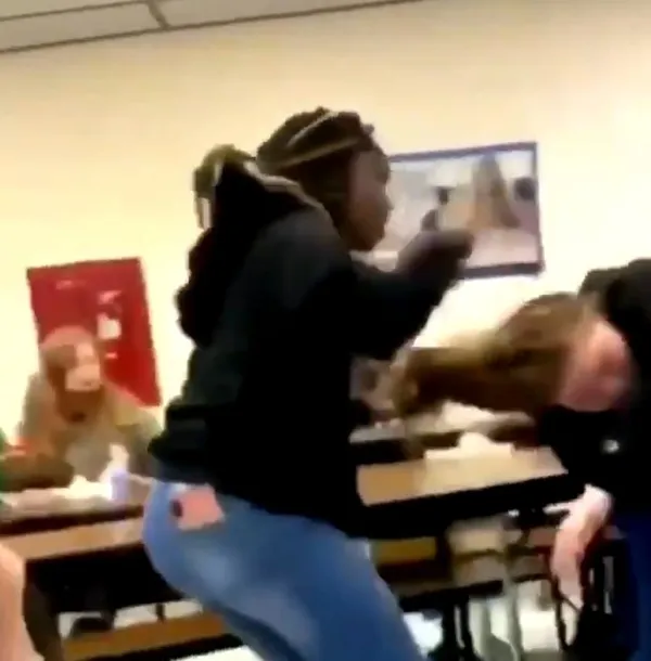 ABD’de İslamofobi hortladı! Siyahi kız Müslüman öğrenciye saldıran magandaya haddini bildirdi