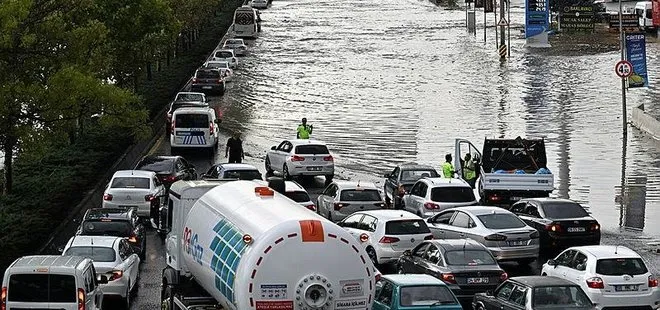 Ankara’da yağış sonrası yine aynı manzara! Yollarda kaldılar