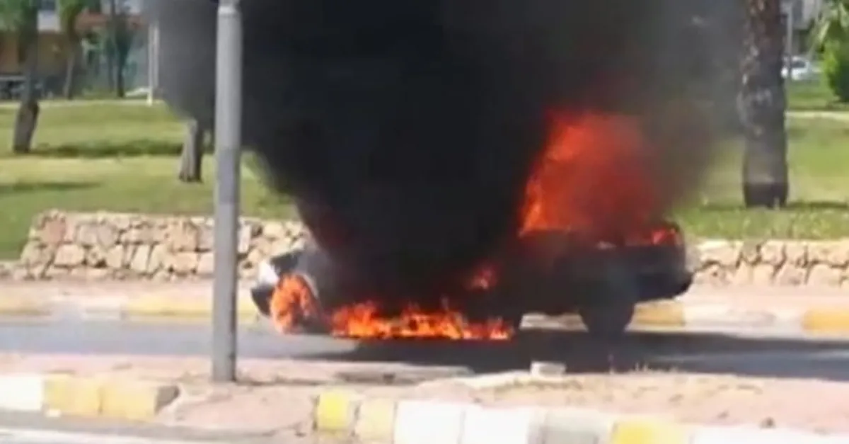 Antalya'da panik! Otomobil alev topuna döndü! Yokuş aşağı hareket etti | Video