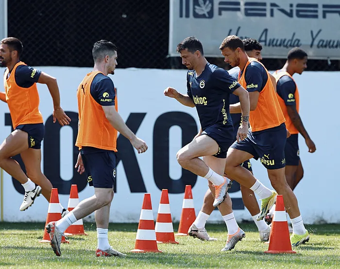 Fenerbahçe’den Galatasaray’a bir çalım daha! Okan Buruk’un istediği yıldız Kadıköy yolunda! Jose Mourinho onay verdi...