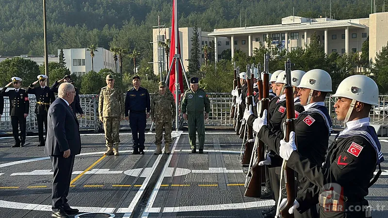 Mavi Vatan’da nefes kesen anlar! SAT timleri adaya bayrak dikti 1