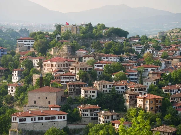 ilber-hoca-turkiyenin-italyasi-dedi-ilce-doldu-tasti-turistler-akin-akin-geliyor-1709464420861.jpg İlber Hoca Türkiye'nin İtalya'sı dedi, ilçe doldu taştı! Turistler akın akın geliyor - 6