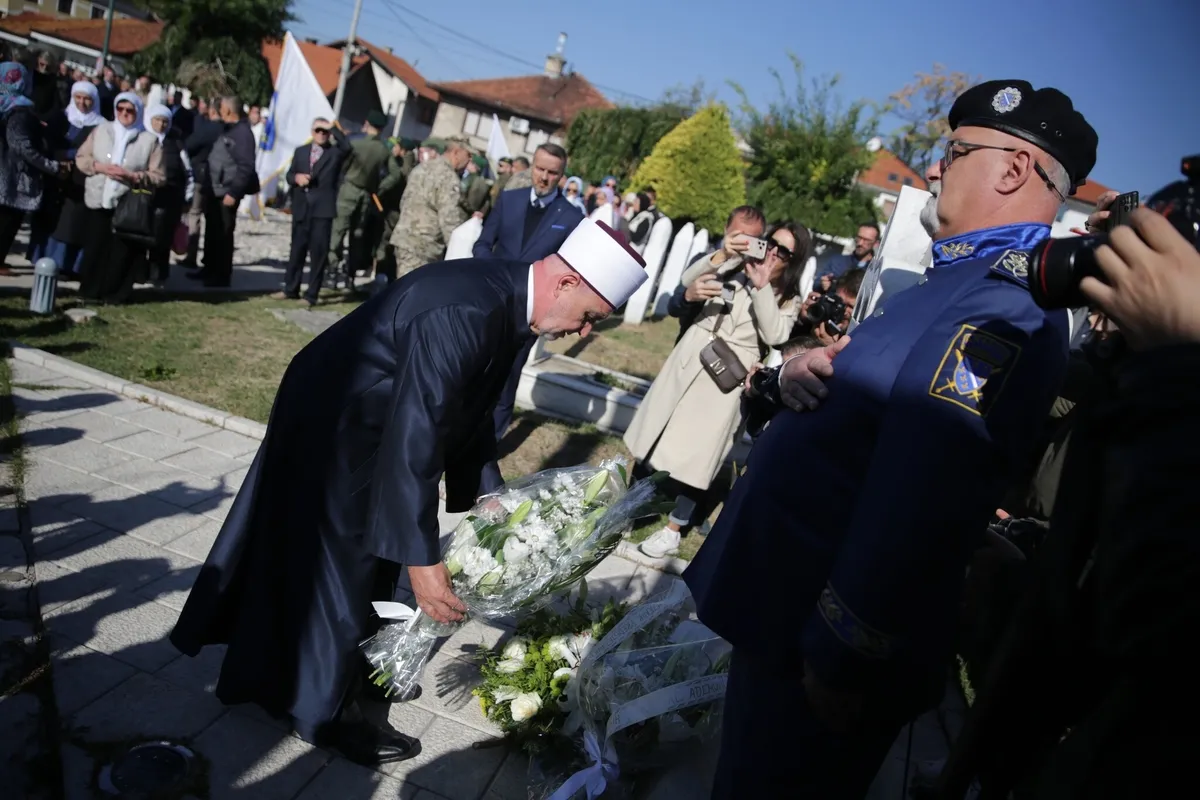 1792416915806.jpeg Aliya İzetbegoviç vefatının 23. yılında Saraybosna'da kabri başında anıldı - 1