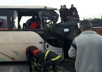 Gebze'de işçi servisi TIR'a çarptı: 14 yaralı!