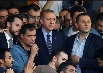 15 Temmuz'da Başkan Erdoğan'ın en yakınındaki isim Berat Albayrak anlattı: 2 rekat namaz kılıp direnişi yönetti