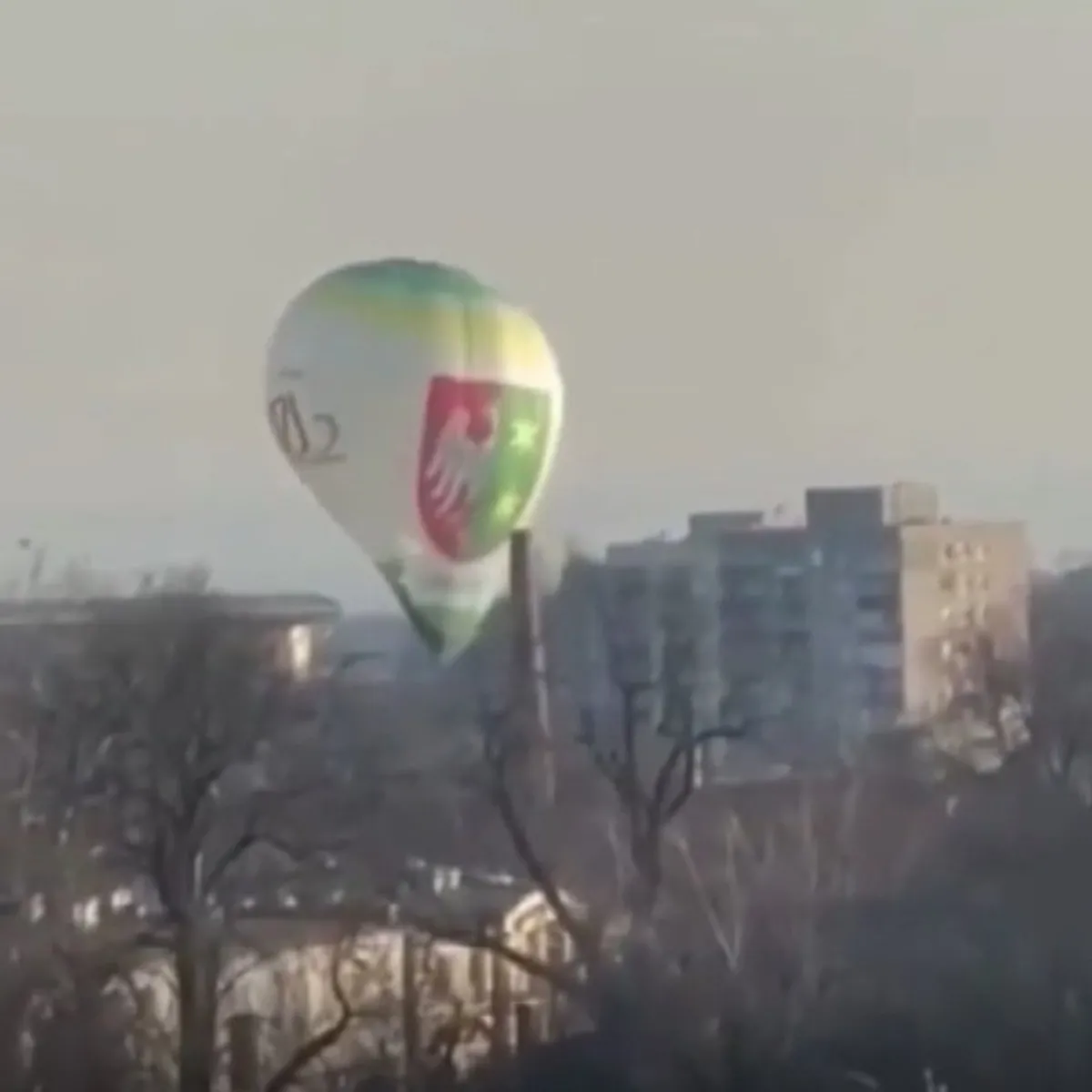Polonya'da sıcak hava balonu apartmana çarptı: 1 ölü