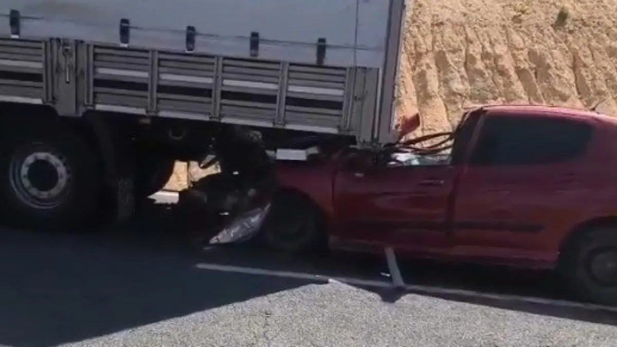 Sarıkamış'ta korkutan kaza: Otomobil TIR'a arkadan çarptı