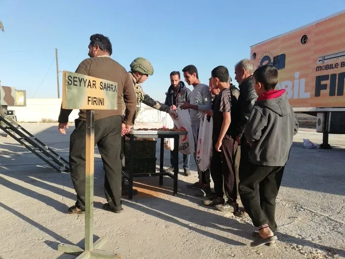 Mehmetçik, Tel Abyad ve Rasulayn'da kandil simidi dağıttı - 1