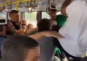 Metrobüste uçan tekmeli kavga! Ortalık bir anda karıştı