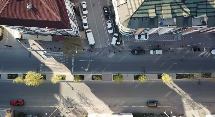 İstanbul'dan dikkat çeken kareler! Sosyal mesafeli pide kuyruğu havadan görüntülendi