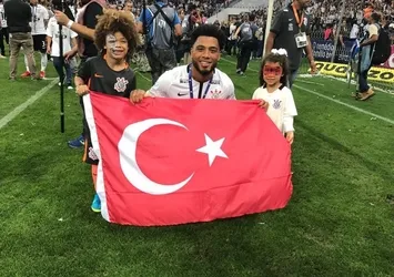 Kazım Kazım şampiyonluğu Türk bayrağı ile kutladı