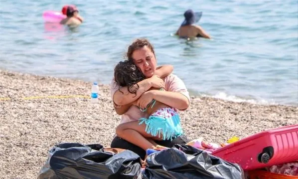 Antalya'da sahilde 'Ölmek istemiyorum' diye ağlayan kadın koronavirüslü çıktı - 1