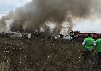 Meksika'da yolcu uçağı düştü!