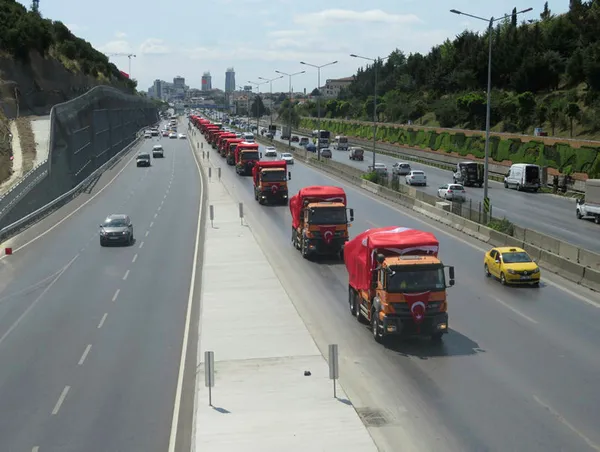 D-100'de Türk bayraklı kamyon konvoyu - 2