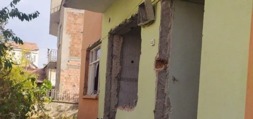 Malatya'daki depremde hasar gören evde çirkin olay!