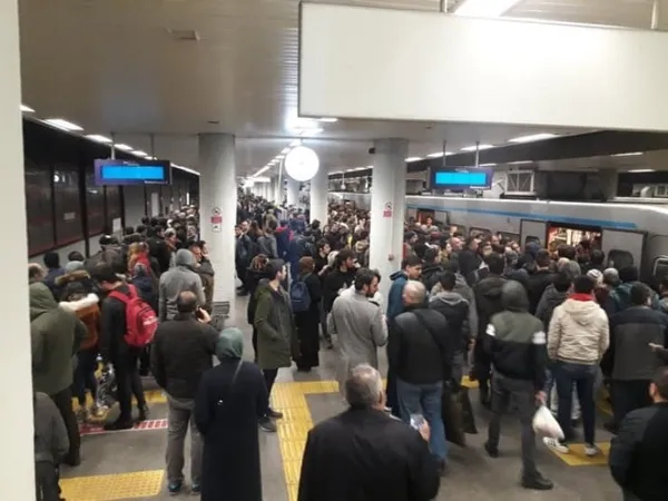 İstanbul’da İmamoğlu dramı! Kadıköy’de metro faciası: Yüzlerce vatandaş arızalı metroda havasız kaldı