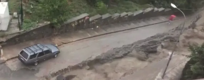 Şiddetli yağış sonrası Üsküdar’da cadde çöktü