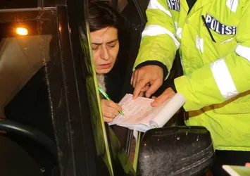 Ehliyetini evde unutan Yıldız Tilbe, cezayı yedi