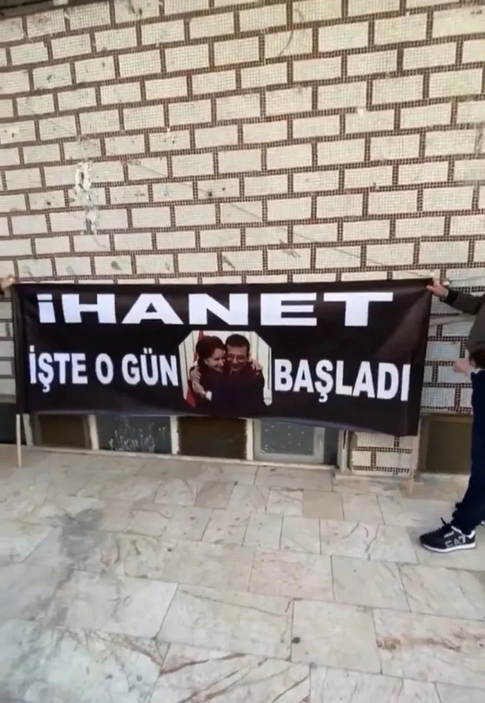 kilicdaroglu-destekcileri-sahaya-indi-istanbulda-kilicdaroglu-fotografli-hancercilere-oy-yok-afisleri-1711502152123.jpeg Kılıçdaroğlu destekçileri sahaya indi! İstanbul sokakları ‘Hançercilere oy yok’ afişleri ile donatıldı - 10