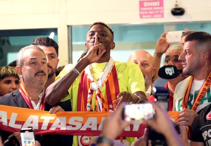 Galatasaray Victor Osimhen’i KAP’a bildirdi! Yıldız forvet İstanbul’a geldi