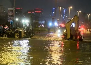 İstanbul Kartal sahil yolu sular altında! Trafiğe kapatıldı