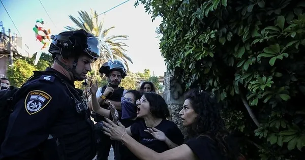 1621108261847.jpg Katil İsrail'in barbar polisleri! Kadınları darp ettiler - 1