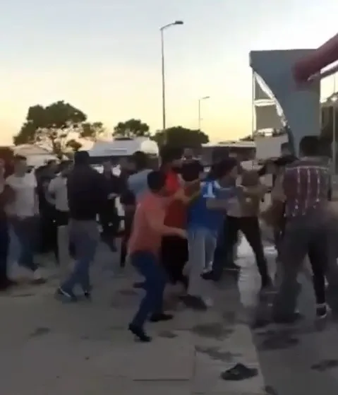 sopali-yumruklu-kavga-tuzlada-iki-grup-arasinda-cikan-kavga-sokaga-tast-1653381342902.jpg Sopalı yumruklu kavga! Tuzla’da iki grup arasında çıkan olay sokağa taştı - 1