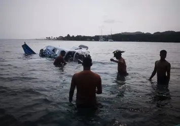 Honduras'ta uçak kazası! Denize düştü
