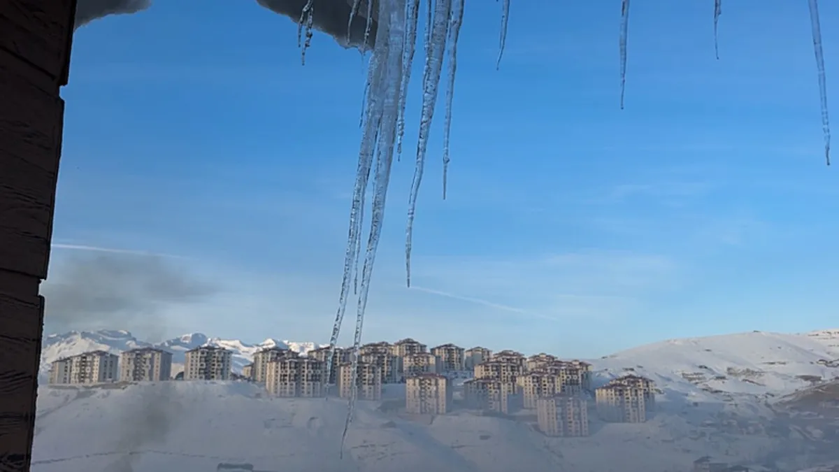 Yüksekova'da dondurucu soğuklar: Buz sarkıtları 3 metreyi aştı