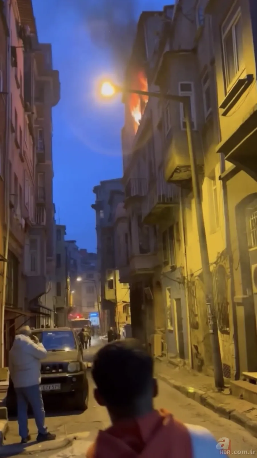 Ünlü oyuncu dehşeti yaşadı! Umut Özkan ve eşi alevlerden son anda kurtuldu 4