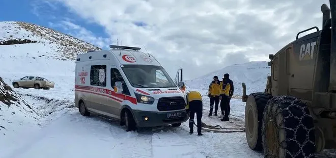 Kar nedeniyle yolda mahsur kalan ambulans kurtarıldı