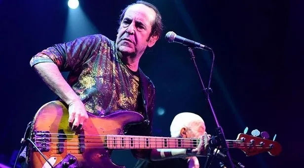 Usta sanatçı Özkan Uğur hayatını kaybetti! MFÖ grubunun yıldız ismi sevenlerini yasa boğdu... Özkan Uğur kimdir?