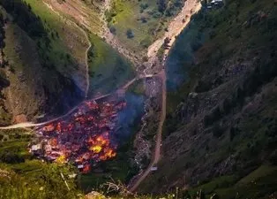 Artvin'de korkutan yangın! 40 ev kullanılmaz hale geldi
