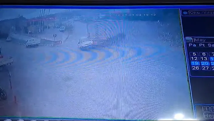 1716538845606.jpg İznik'te katliam gibi kaza! TIR'ın dorsesiyle hafif ticari araca vurdu! 3 ölü 4 yaralı... - 2