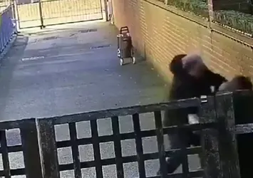Hamile kadının başına yastık kılıfı geçirdi! Sokak ortasında akılalmaz darp