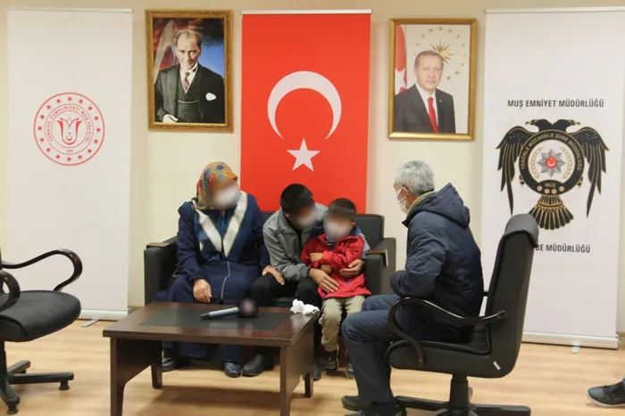 Son dakika: Muş'ta ikna edilen PKK'lı ailesiyle buluşturuldu - 1