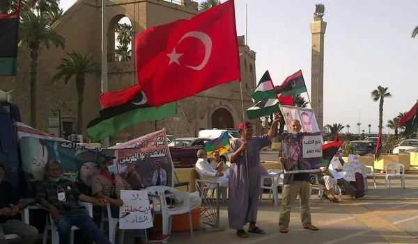 Hafter Türk bayrağına saldırdı Libya halkı cevabını verdi - 1