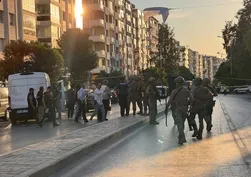 İzmir’de özel bankada rehine krizi! Soygun girişimcisi teslim oldu çalışanlar kurtarıldı