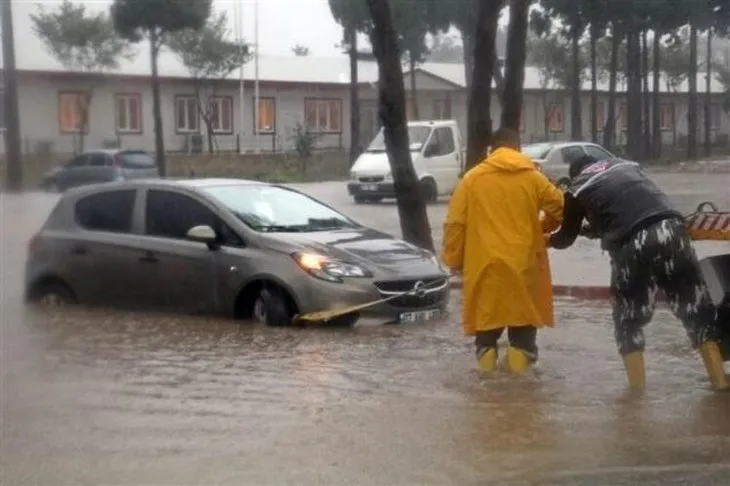 Antalya'yı fırtına yıktı geçti! Uçaklar inemedi, ağaçlar devrildi, araçlar mahsur kaldı