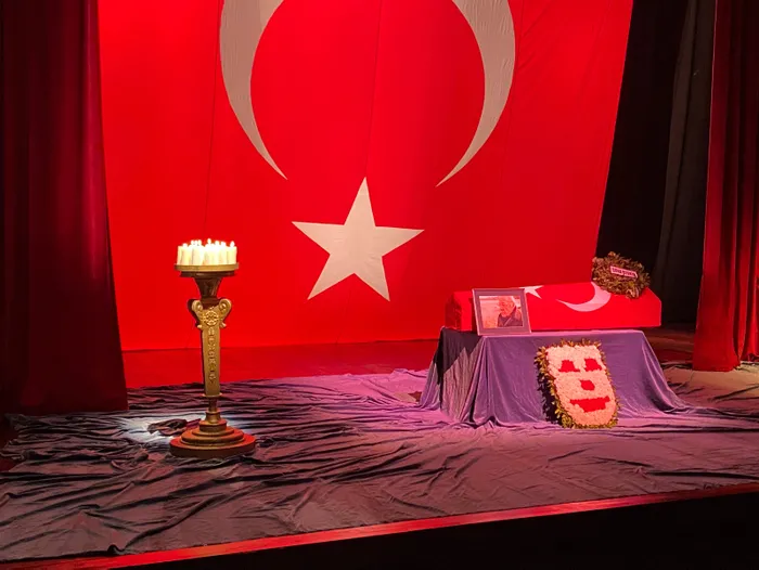 Usta tiyatrocu Erol Keskin son yolculuğuna uğurlandı