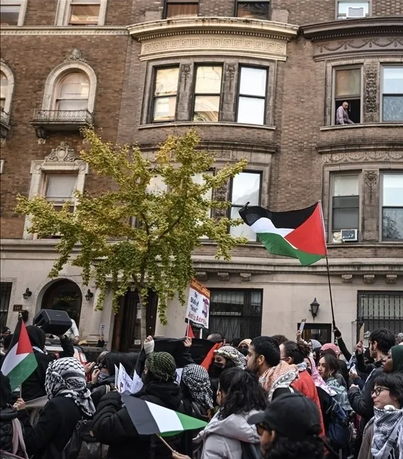 new-yorkta-binlerce-kisi-gazzeden-yana-isgalci-israili-protesto-edildi-1700273756671.jpg New York’ta binlerce kişi Gazze’den yana! İşgalci İsrail protesto edildi - 4