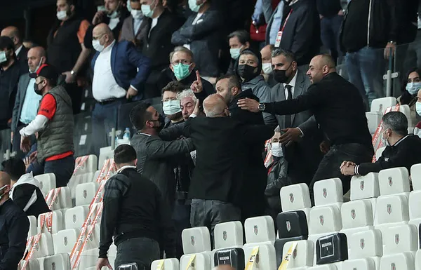 vodafone-parkta-mac-sonrasi-ortalik-karisti-ndao-polis-sikayet-etti-1620773307325.jpg Vodafone Park'ta maç sonrası ortalık karıştı! Ndao polise şikayet etti - 2