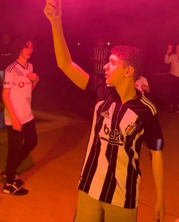 abdurrahim-albayrakin-avmnin-4uncu-katindan-duserek-olen-torunu-batuhan-bostanci-son-yolculuguna-ugurlaniyor-a-1669036170370.jpg Abdurrahim Albayrak'ın AVM’nin 4.’üncü katından düşerek ölen torunu Batuhan Bostancı son yolculuğuna uğurlanıyor... Ailenin acısı boğazları düğümledi - 5