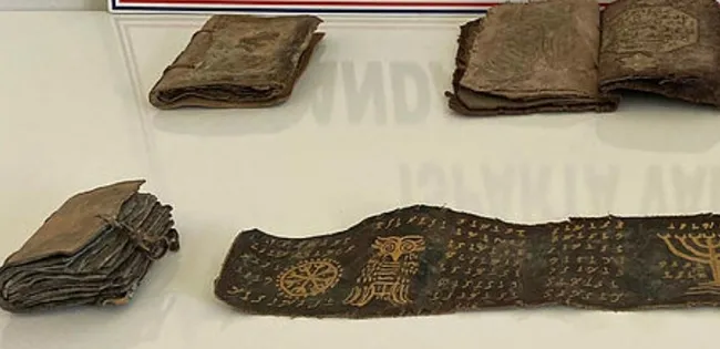 Isparta’da 5 Tevrat ve 1 parşömeni satmak isterken yakalandılar