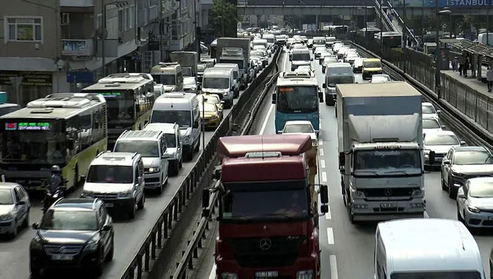 Avcılar D-100'de yoğun trafik! 5 kilometrelik yol 30 dakika sürüyor - 1