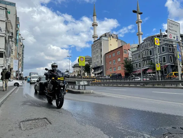 taksim-camisinin-motosiklet-sevdalisi-imami-ilgi-cekiyor-1633511527349.jpg